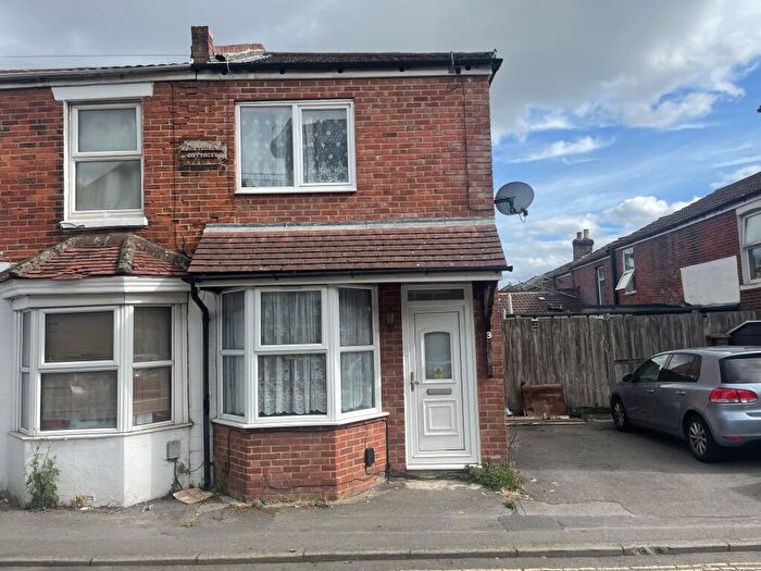 2 Bedroom House To Rent In Raven Road, Southampton, SO14