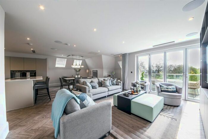 3 Bedroom Flat To Rent In High Road, Whetstone, N20