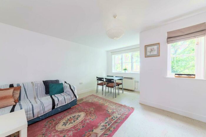 2 Bedroom Flat To Rent In Fernwood Court, Southgate, London, N14