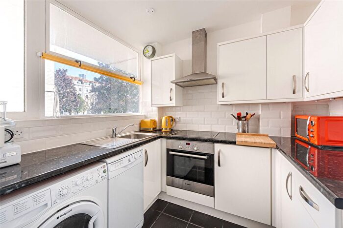 1 Bedroom Flat For Sale In Churchill Gardens, Pimlico, London, Uk, SW1V