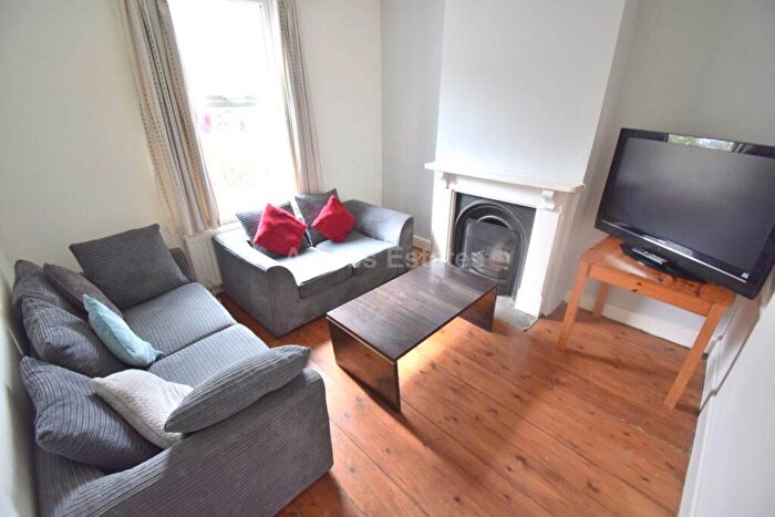4 Bedroom Terraced House To Rent In Donnington Gardens, Reading, RG1