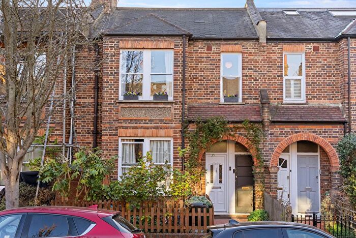 2 Bedroom Maisonette For Sale In Aylmer Road, Wendell Park, W12