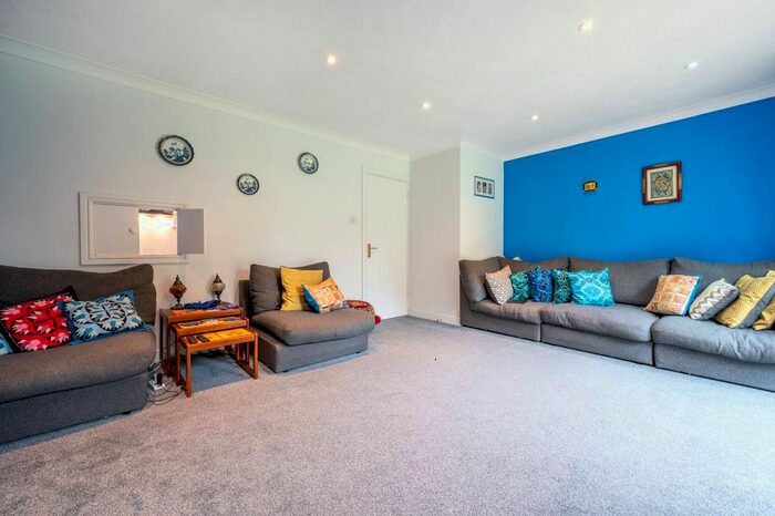 3 Bedroom Detached House To Rent In Goldswoth Park, Goldsworth Park, Woking, GU21