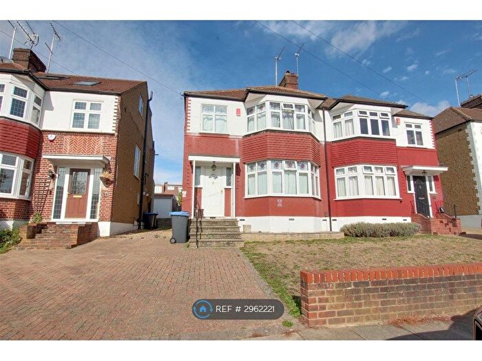 3 Bedroom Semi-Detached House To Rent In Willow Walk, London, N21