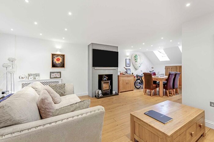 3 Bedroom Flat To Rent In Bramley Road, London, W10