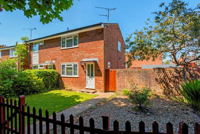 2 Bedroom House To Rent In Carters Rise, Calcot, RG31