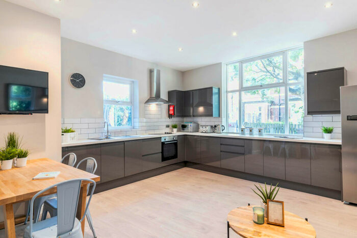 6 Bedroom House To Rent In Blenheim Square, Leeds, LS2