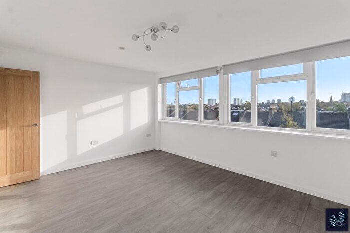 2 Bedroom Flat To Rent In Summerhill Road, London, N15