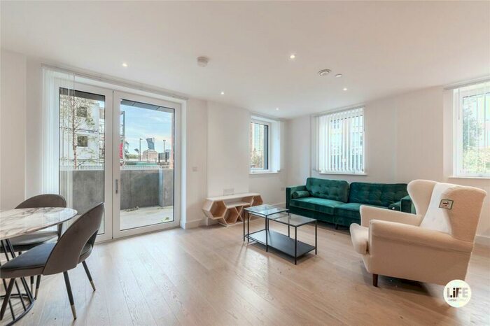 3 Bedroom Apartment To Rent In Escapade Place, Blackwall Reach, Canary Wharf, London, E14