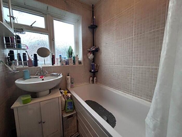 3 Bedroom House To Rent In Abercorn Road, Luton, LU4