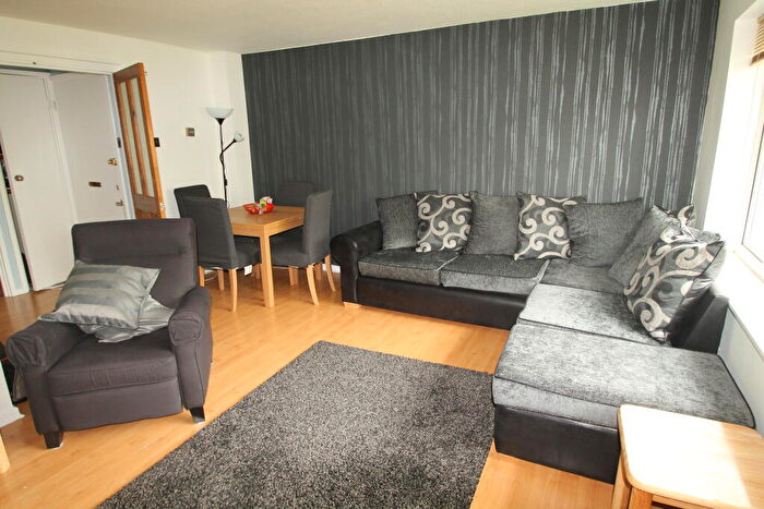 2 Bedroom Flat To Rent In Pixton Way, Croydon, CR0