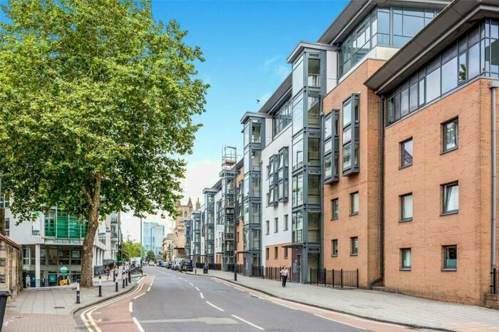 2 Bedroom Flat For Sale In Deanery Road, Bristol, BS1