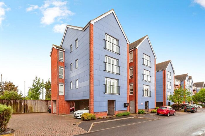 2 Bedroom Apartment For Sale In Chadwick Road, Slough, SL3