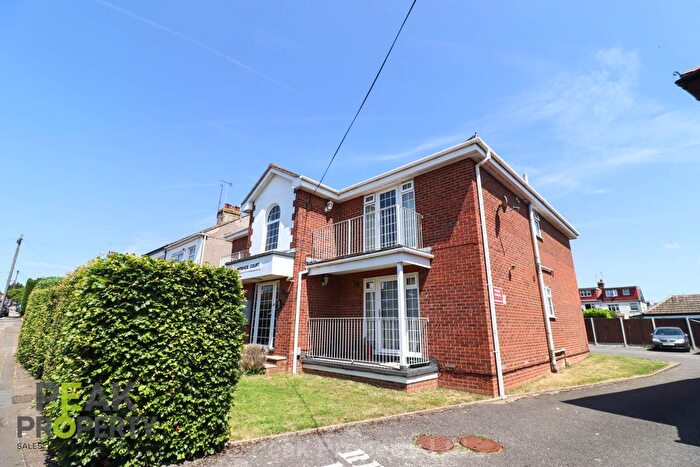 2 Bedroom Flat To Rent In Springfield Drive, Westcliff On Sea, SS0