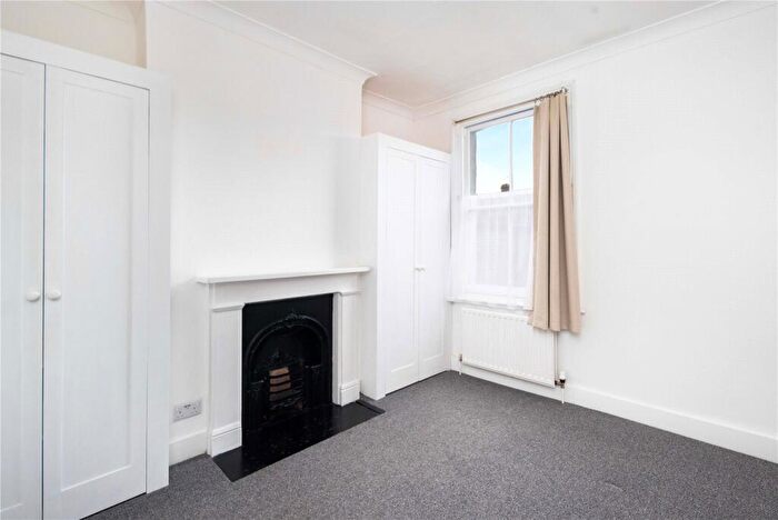 2 Bedroom Flat For Sale In Roding Road, Homerton, London, E5