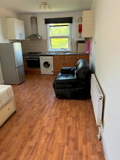 Studio To Rent In Warham Road, London, N4