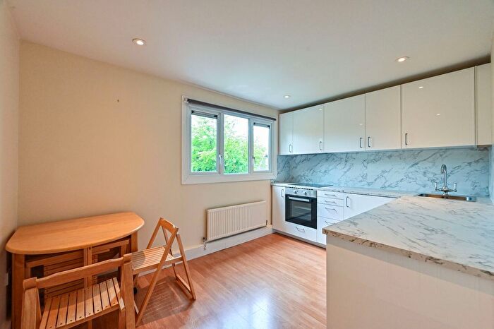 1 Bedroom Flat To Rent In Faraday Close, Islington, London, N7