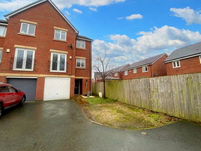 4 Bedroom Semi-Detached House To Rent In Cotton Fields, Worsley, M28