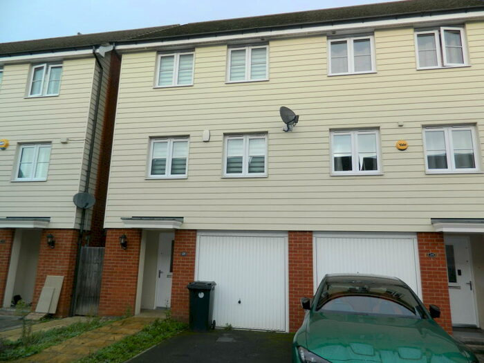 4 Bedroom Town House To Rent In Kenbury Drive, Cippenham, Berkshire, SL1