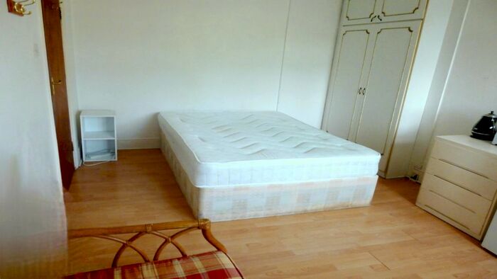 Studio To Rent In East End Road, London, N2