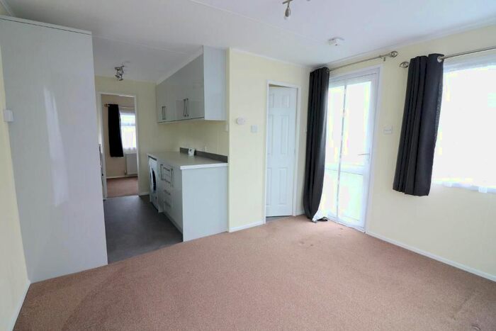 1 Bedroom Mobile/park Home To Rent In Westbourne Park, Nursery Road, Luton, Bedfordshire LU3