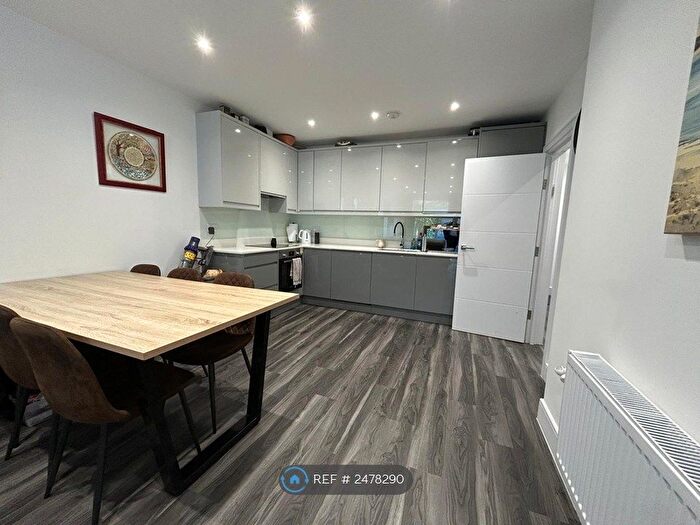 3 Bedroom Flat To Rent In Finchley Lane, London, NW4