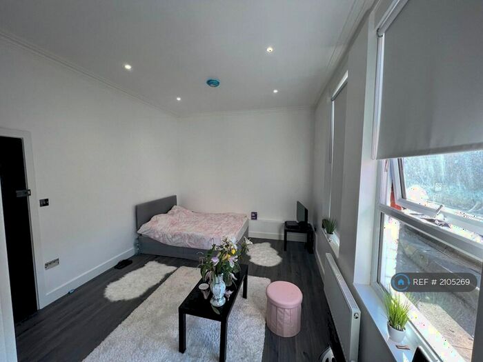 Studio To Rent In Tottenham Lane, London, N8
