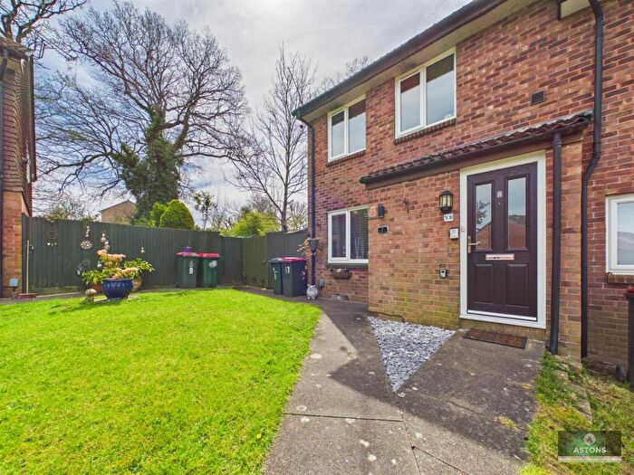 1 Bedroom Maisonette For Sale In Prestwick Close, Ifield, Crawley, RH11