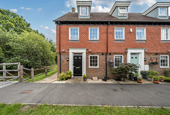 3 Bedroom End Of Terrace House For Sale In Meadow Way, Horley, Surrey, RH6