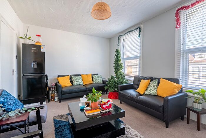 2 Bedroom Flat For Sale In Brandon Street, Gravesend, Kent, DA11