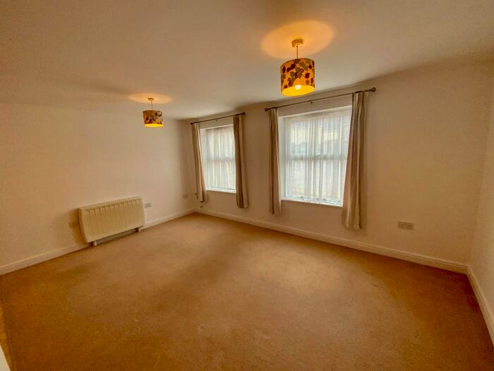 2 Bedroom Flat To Rent In Dragonfly Close, Kingswood, Bristol, BS15