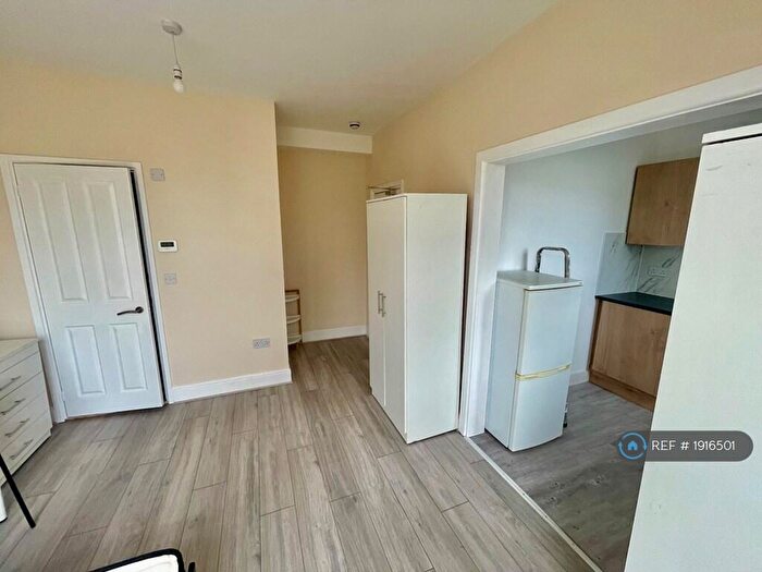 Studio To Rent In Briarfield Avenue, London, N3