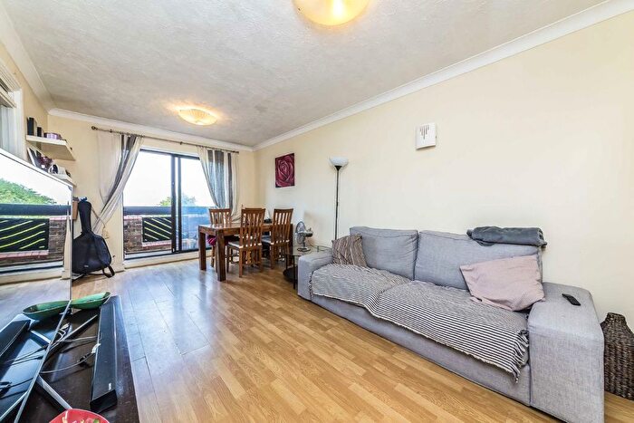 2 Bedroom Flat To Rent In Maple Mews, London, SW16