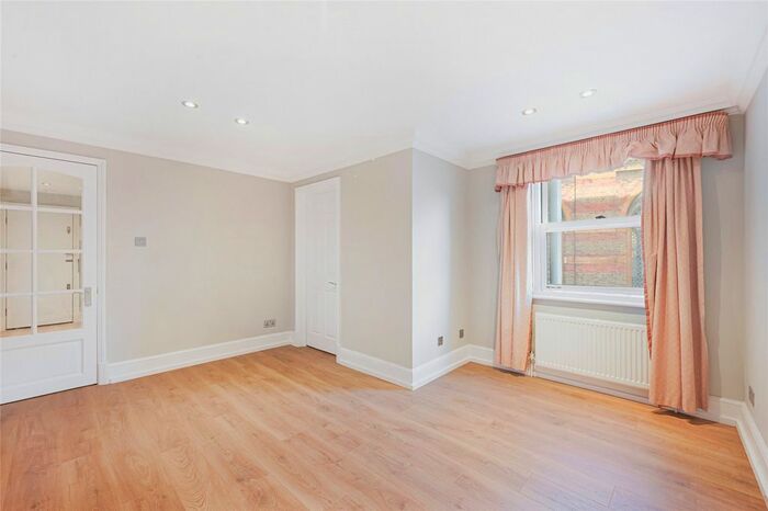 2 Bedroom Flat To Rent In Queens Gate, London, SW7