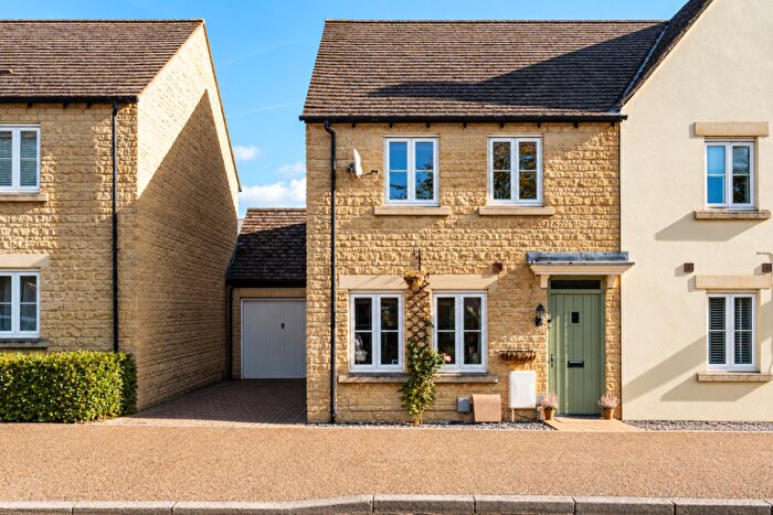 3 Bedroom Semi-Detached House For Sale In Bluebell Way, Carterton, Oxfordshire, OX18