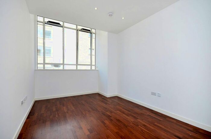 1 Bedroom Flat To Rent In Great West Road, Brentford, TW8