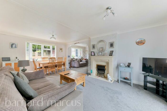 2 Bedroom Park Home For Sale In Bramble Hall Lane, Tadworth, KT20