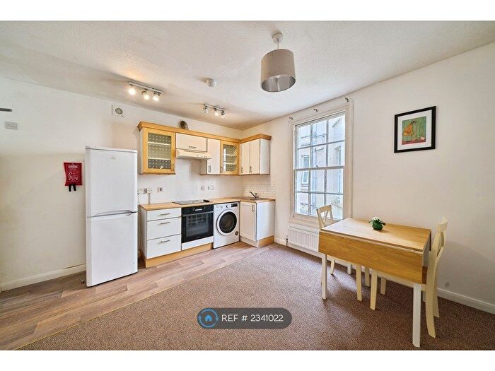 3 Bedroom Flat To Rent In Connaught Mansions, Brixton, SW9