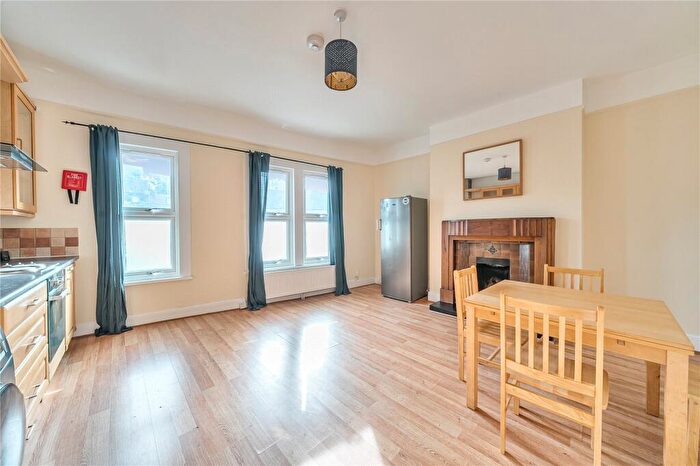 4 Bedroom Flat To Rent In Vale Road, London, N4