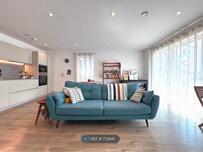 3 Bedroom Flat To Rent In Station Approach, London, SE26