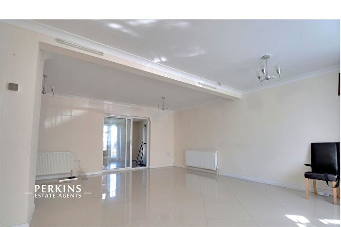 3 Bedroom Semi-Detached House To Rent In Hayes, UB4