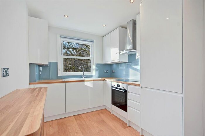 2 Bedroom Flat To Rent In Applegarth Road, Brook Green, London, W14