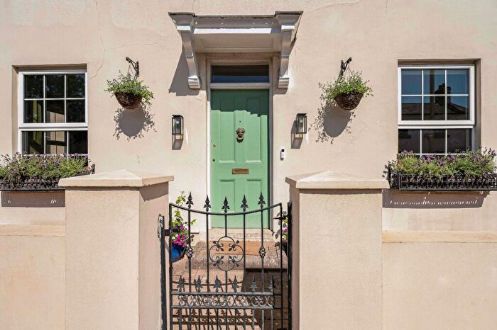 4 Bedroom Link Detached House For Sale In Butts Road, Alton, Hampshire, GU34