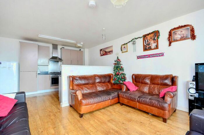 3 Bedroom Flat To Rent In Woodgrange Road, Forest Gate, London, E7