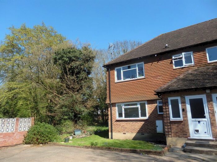 2 Bedroom Flat To Rent In Axwood, Epsom, KT18