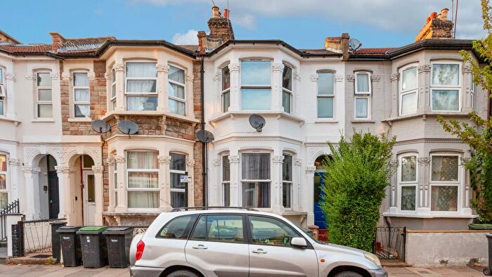 1 Bedroom Flat For Sale In Ground Floor Flat, Hillside Road, Stamford Hill, London, N15