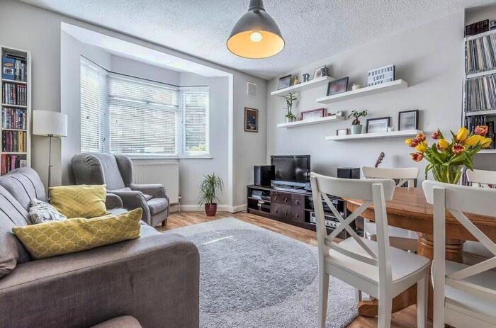 2 Bedroom Flat To Rent In Armoury Way, London, SW18