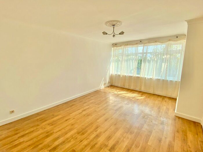 3 Bedroom Terraced House To Rent In Highfield Road, Collier Row