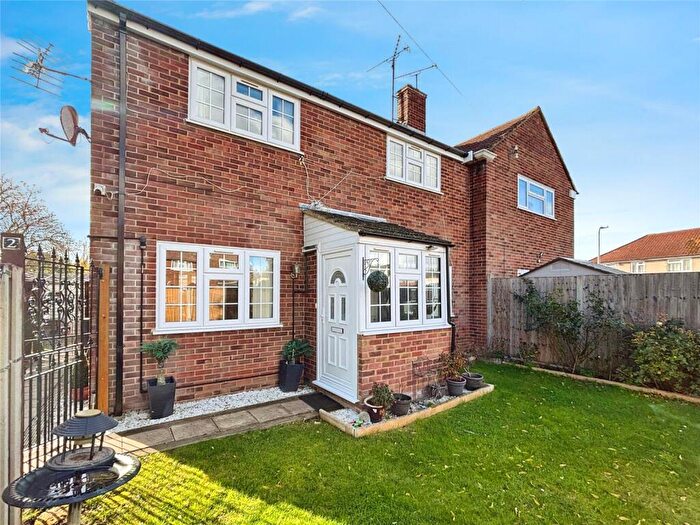2 Bedroom Semi Detached House For Sale In Lulworth Road, Reading, Berkshire, RG2