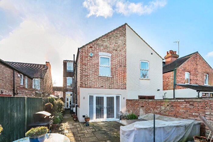 5 Bedroom Semi-Detached House For Sale In Campbell Road, Bedford, Bedfordshire, MK40